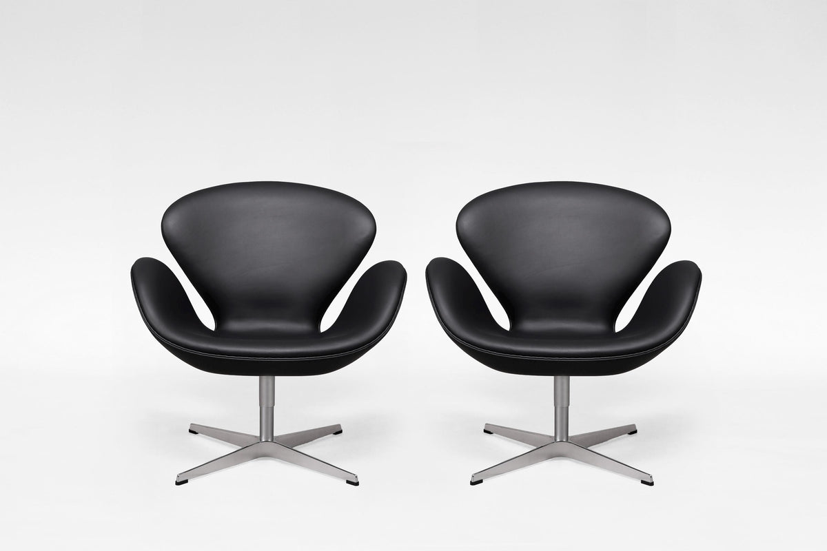 Swan Chairs 3320 in Black Leather & Chrome by Arne Jacobsen for Fritz Hansen, 1958, Set of 2