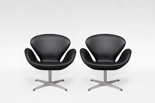 Swan Chairs 3320 in Black Leather & Chrome by Arne Jacobsen for Fritz Hansen, 1958, Set of 2