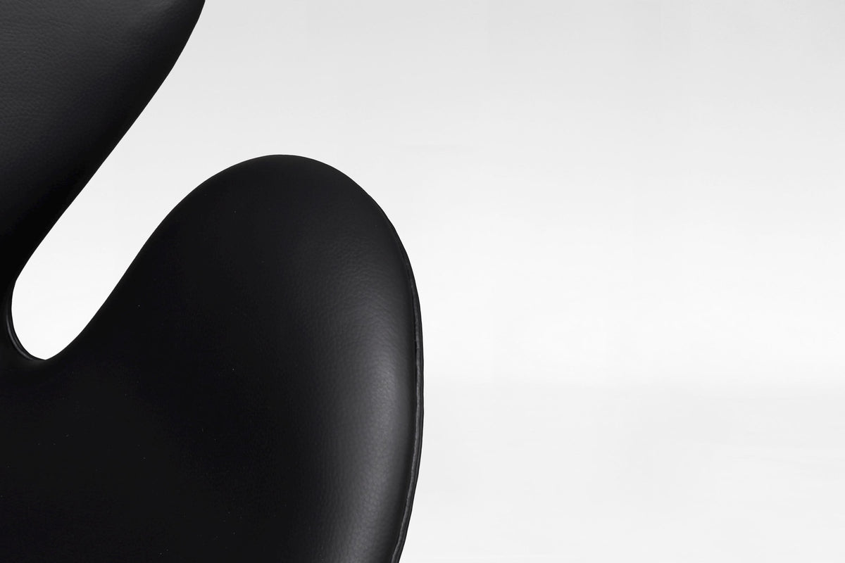 Swan Chairs 3320 in Black Leather & Chrome by Arne Jacobsen for Fritz Hansen, 1958, Set of 2