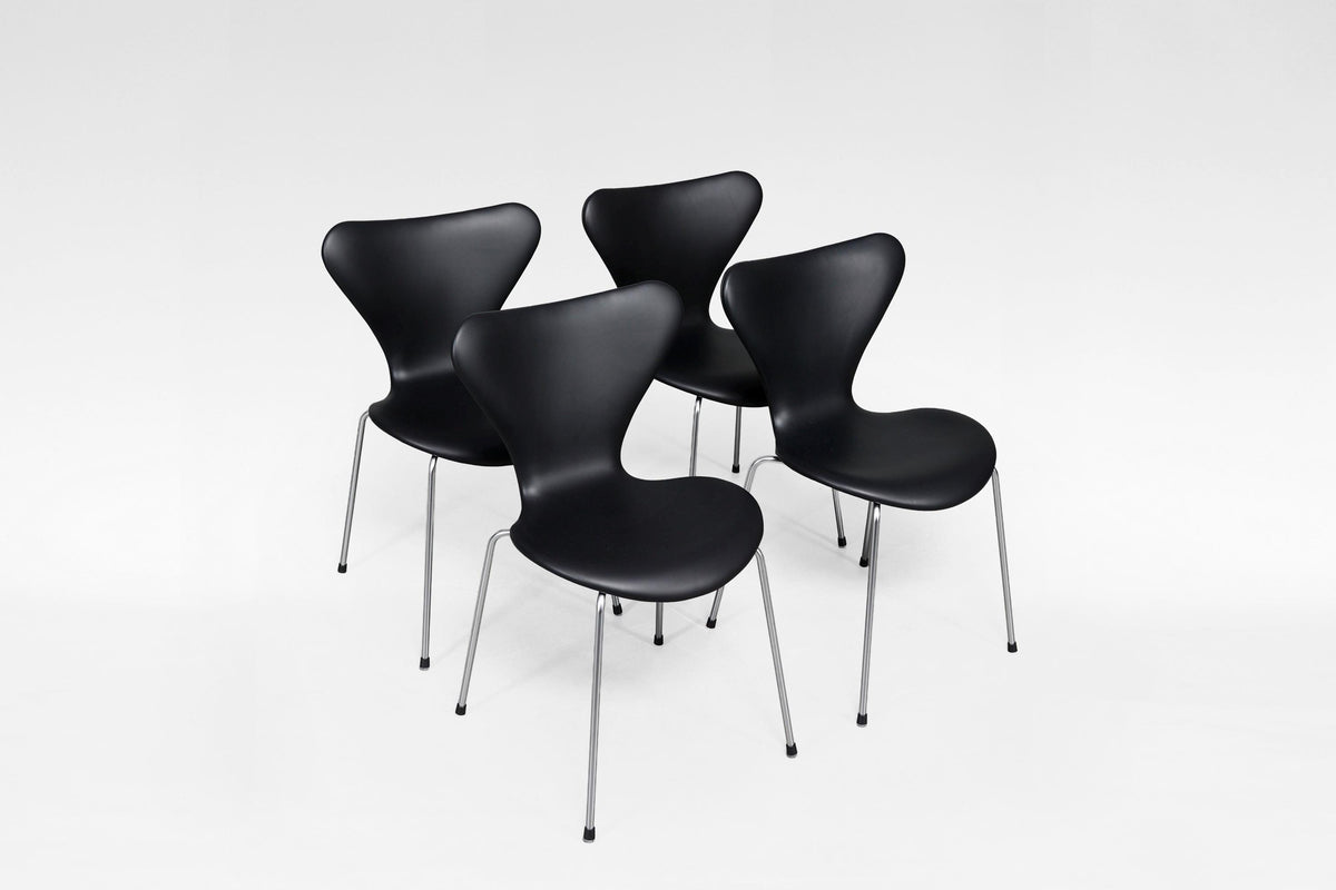 Series 7 Dining Chairs 3107 in Black Leather & Chrome by Arne Jacobsen for Fritz Hansen, 1960s, Set of 4