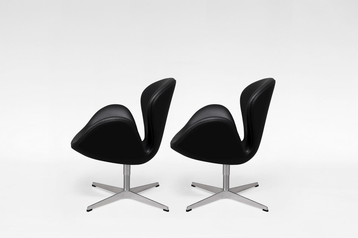 Swan Chairs 3320 in Black Leather & Chrome by Arne Jacobsen for Fritz Hansen, 1958, Set of 2