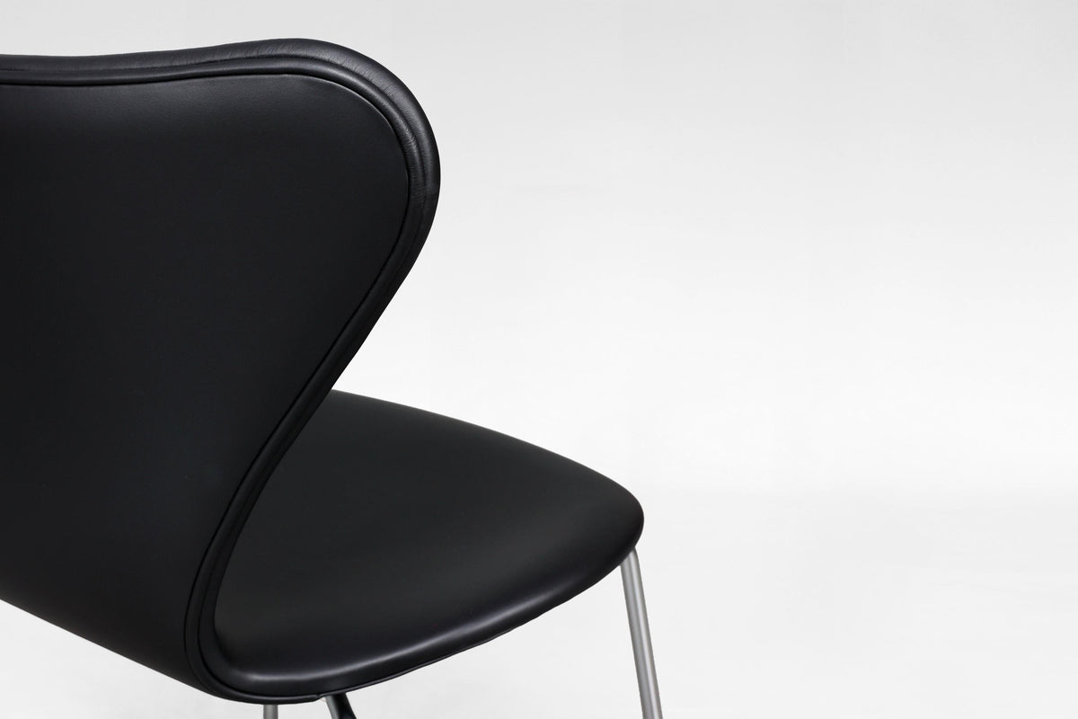 Series 7 Dining Chairs 3107 in Black Leather & Chrome by Arne Jacobsen for Fritz Hansen, 1960s, Set of 4