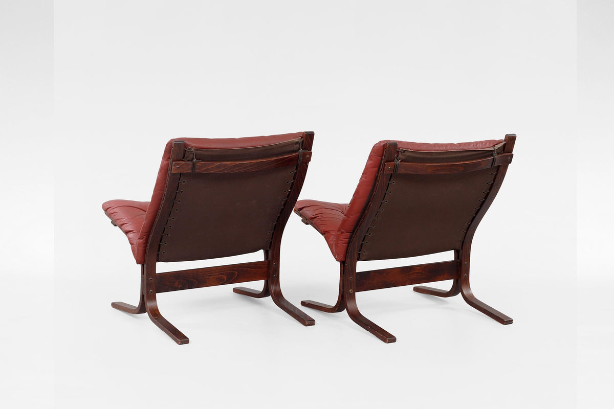 Siesta Lounge Chairs & Ottoman in Red Leather & Plywood by Ingmar Relling for Westnofa, 1970s, Set of 3
