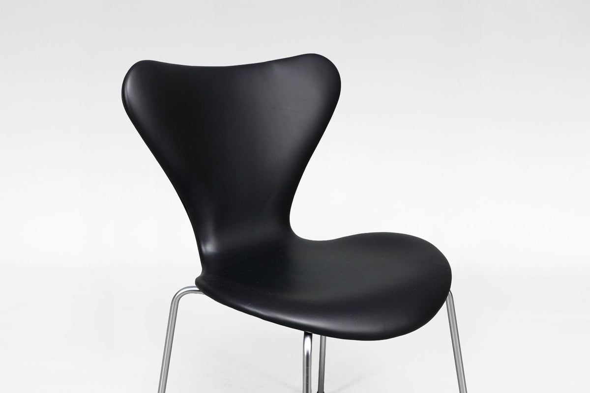 Series 7 Dining Chairs 3107 in Black Leather & Chrome by Arne Jacobsen for Fritz Hansen, 1960s, Set of 4